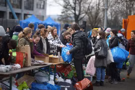 Phân phát đồ hỗ trợ cho người Ukraine sơ tán tránh chiến sự, tại Krakow (Ba Lan) ngày 26/2/2022. (Ảnh: PAP/TTXVN)