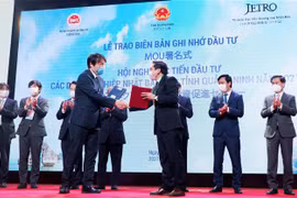 Trao biên bản ghi nhớ hợp tác giữa Công ty cổ phần đô thị Amata Hạ Long với các đối tác Nhật Bản, hồi tháng 12/2021. (Ảnh: Văn Đức/TTXVN)