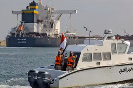 Tàu thuyền đi lại qua kênh đào Suez (Ai Cập). (Ảnh: AFP/TTXVN)