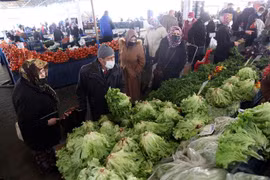 Người dân mua sắm tại chợ ở Ankara (Thổ Nhĩ Kỳ). (Ảnh: AFP/TTXVN)