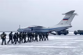 Các lính dù Nga tham gia lực lượng giữ gìn hoà bình của CSTO chuẩn bị đáp máy bay quân sự tới Kazakhstan, tại sân bay Chkalovsky, ngoại ô Moskva (Nga) ngày 6/1/2022. (Ảnh: AFP/TTXVN)