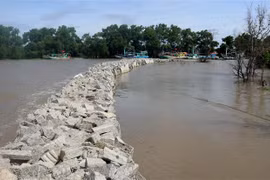 Công trình kè chống sạt lở đường ven biển Rạch Giá-Hòn Đất trên địa bàn thành phố Rạch Giá (Kiên Giang) giai đoạn thi công. (Ảnh: Lê Huy Hải/TTXVN)