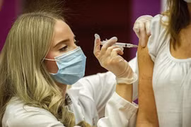 Nhân viên y tế tiêm vaccine phòng COVID-19 cho người dân tại Hartford, Connecticut (Mỹ). (Ảnh: AFP/TTXVN)