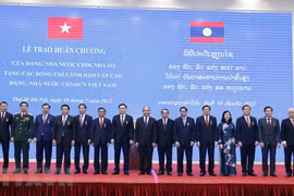 Chủ tịch nước Nguyễn Xuân Phúc, Thủ tướng Chính phủ Phạm Minh Chính, Chủ tịch Quốc hội Vương Đình Huệ, ông Bounthong Chitmany - Ủy viên Bộ Chính trị, Thường trực Ban Bí thư Trung ương Đảng Nhân dân cách mạng Lào, Phó Chủ tịch nước Cộng hòa dân chủ Nhân dâ