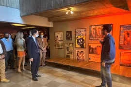 Đại sứ Việt Nam tại Venezuela Lê Viết Duyên nghe giới thiệu về Trung tâm văn hóa Febres Cordero, nơi diễn ra sự kiện Tuần phim Việt Nam. (Ảnh: TTXVN phát)
