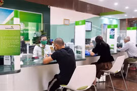 Khách hàng giao dịch tại Hội sở Vietcombank. (Ảnh: Trần Việt/TTXVN)