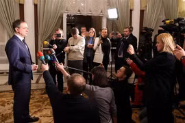 Trưởng phái đoàn Nga Vladimir Medinsky phát biểu với báo giới sau cuộc đàm phán với phía Ukraine tại vùng Gomel, gần biên giới Belarus-Ukraine ngày 28/2/2022. (Ảnh: AFP/TTXVN)