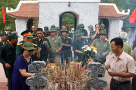 Nhiều cựu chiến binh trên khắp mọi miền Tổ quốc thắp hương tưởng niệm các đồng đội tại Đài hương tưởng niệm các anh hùng liệt sỹ trên điểm cao 468 nằm ở lưng chừng núi Nậm Ngặt, xã Thanh Thủy, huyện Vị Xuyên (Hà Giang). (Ảnh: Thanh Tùng/TTXVN)
