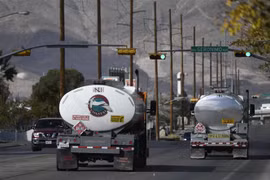 Xe chở xăng dầu gần nhà máy lọc dầu ở El Paso, Texas (Mỹ). (Ảnh: AFP/TTXVN)