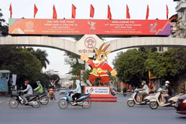 Linh vật Sao La và băng rôn chào SEA Games 31 được đặt ở khu vực thi đấu huyện Thanh Trì (Hà Nội). (Ảnh: Trần Việt/TTXVN)