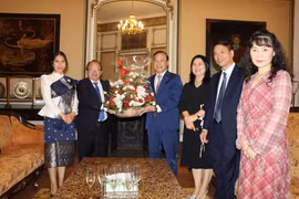Buổi giao lưu diễn ra trong không khí thân tình, ấm cúng. (Ảnh: Vietnam+)