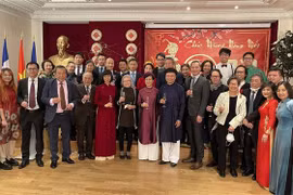 Các đại biểu chụp ảnh lưu niệm trong chương trình "Xuân Quê hương" tại Pháp. (Ảnh: Thu Hà/TTXVN)