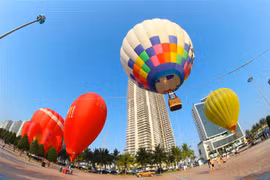 Trình diễn bay khinh khí cầu bên bờ biển Đà Nẵng. (Ảnh: Trần Lê Lâm/TTXVN)
