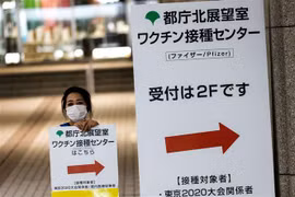 Một điểm tiêm vaccine ngừa COVID-19 tại Tokyo (Nhật Bản). (Ảnh: AFP/TTXVN)