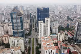 Đường Lê Văn Lương "oằn mình cõng" nhà cao tầng. (Nguồn: thanhnien.vn
