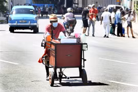 Người dân trên đường phố tại La Habana (Cuba), tháng 7/2021. (Ảnh: THX/TTXVN)