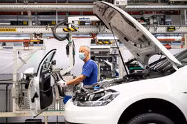 Công nhân làm việc trên dây chuyền lắp ráp xe ôtô của Hãng Volkswagen ở Wolfsburg (Đức). (Ảnh: Reuters/TTXVN)