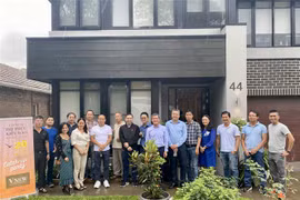 Thành viên Câu lạc bộ trí thức kiều bào bang New South Wales chụp ảnh lưu niệm tại buổi gặp mặt. (Ảnh: Nguyễn Minh/TTXVN)