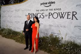 Nhà sáng lập kiêm Giám đốc điều hành Amazon Jeff Bezos (trái) dự lễ công chiếu phim "The Lord of the Rings: The Rings of Power" tại Leicester, London, Anh, ngày 30/8/2022. Ảnh: AFP/ TTXVN