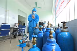 "ATM Oxy" miễn phí, hỗ trợ các ca mắc COVID-19 điều trị tại nhà được triển khai ở phường Lĩnh Nam, quận Hoàng Mai (Hà Nội). (Ảnh: Minh Quyết/TTXVN)