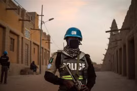 Binh sỹ thuộc Phái bộ Gìn giữ Hòa bình của Liên hợp quốc (MINUSMA) tuần tra tại Timbuktu (Mali). (Ảnh: AFP/TTXVN)