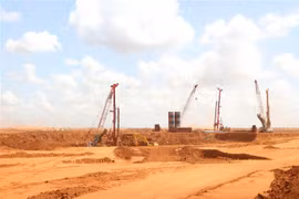 Đơn vị thi công khoan, đào đất tại sân bay Long Thành. (Ảnh: Công Phong/TTXVN)