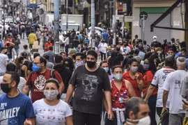 Người dân trên đường phố Sao Paulo (Brazil). (Ảnh: AFP/TTXVN)