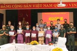 Bộ Chỉ huy Quân sự tỉnh Thừa Thiên-Huế thăm, tặng quà tại Trung tâm điều dưỡng và chăm sóc người có công, tháng 7/2021. (Ảnh: Tường Vi/TTXVN)