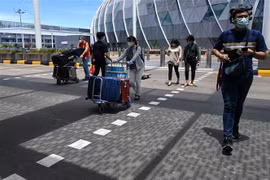 Hành khách tại sân bay quốc tế Changi (Singapore). (Ảnh: AFP/TTXVN)