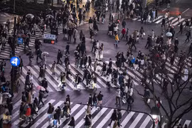 Người dân trên đường phố Tokyo (Nhật Bản). (Ảnh: AFP/TTXVN)