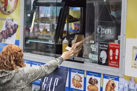 Một quầy bán đồ ăn trên đường phố New York (Mỹ) ngày 11/5/2022. (Ảnh: THX/TTXVN)