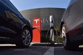Xe điện của Tesla tại một trạm sạc điện ở Bắc Kinh (Trung Quốc). (Ảnh: AFP/TTXVN)