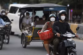 Các phương tiện di chuyển trên phố ở Phnom Penh (Cambodia) ngày 17/11/2021. (Ảnh: THX/TTXVN)