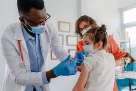 Nhân viên y tế tiêm vaccine ngừa COVID-19 cho trẻ em tại Los Angeles, California (Mỹ), ngày 8/9/2021. (Ảnh: Getty Images/TTXVN)