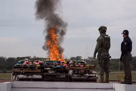 Binh sỹ Mexico thiêu hủy số ma túy thu giữ tại Veracruz (Mexico), ngày 16/1/2018. (Ảnh: AFP/TTXVN)