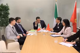 Thương vụ Sứ quán Việt Nam tại Italy làm việc với Lãnh sự danh dự Việt Nam tại Napoli để xác minh thông tin liên quan vụ nghi lừa đảo 100 container hạt điều xuất sang Italy, ngày 10/3/2022. (Ảnh: TTXVN phát)