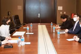 Đại diện Thương mại Mỹ (USTR) Katherine Tai (thứ 2, trái) và Bộ trưởng Thương mại Hàn Quốc Yeo Han-koo (thứ 2, phải) tại cuộc gặp ở Detroit, Mỹ, ngày 16/3/2022. Ảnh: Yonhap/TTXVN