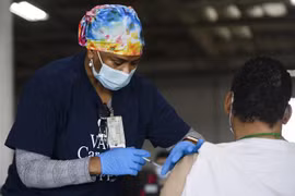 Tiêm chủng vaccine ngừa COVID-19 tại Gardena, California (Mỹ), ngày 17/4/2021. (Ảnh: AFP/TTXVN)