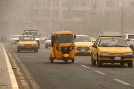 Bão bụi bao phủ đường phố tại Baghdad (Iraq), ngày 20/4/2022. (Ảnh: AFP/TTXVN)