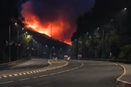 Đám cháy bùng phát ở Kiryat Shmona, miền Bắc Israel, sau các vụ tấn công bằng tên lửa từ Liban ngày 3/6/2024. (Ảnh: THX/TTXVN)