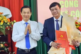 Quyền Bí thư Tỉnh ủy Lâm Đồng Nguyễn Thái Học (trái) trao quyết định cho tân Bí thư Thành ủy Đà Lạt Đặng Đức Hiệp. (Ảnh: TTXVN phát)