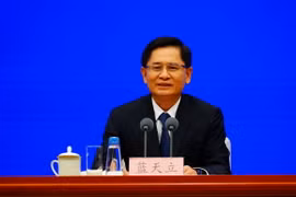 Chủ tịch Khu tự trị dân tộc Choang Quảng Tây Lam Thiên Lập (Lan Tianli) trả lời phóng vấn phóng viên báo chí Việt Nam thường trú tại Bắc Kinh. (Ảnh: TTXVN phát)