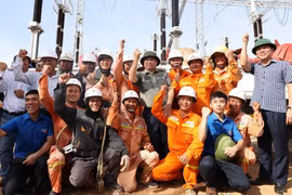 Thủ tướng Phạm Minh Chính và các đơn vị thi công thể hiện quyết tâm hoàn thành Dự án Trạm biến áp 500 kV Thanh Hóa đúng tiến độ. (Ảnh: Dương Giang/TTXVN)