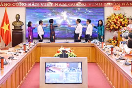 Trưởng Ban Tuyên giáo Trung ương Nguyễn Trọng Nghĩa, Tổng Giám đốc Thông tấn xã Việt Nam Vũ Việt Trang cùng các lãnh đạo Ban Tuyên giáo Trung ương và Thông tấn xã Việt Nam thực hiện nghi thức bấm nút ra mắt chuyên trang. (Ảnh: Minh Đức/TTXVN)