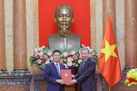 Chủ tịch nước Tô Lâm trao Quyết định bổ nhiệm cho Phó Thủ tướng Lê Thành Long. (Ảnh: Nhan Sáng/TTXVN)