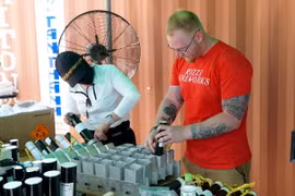 Các thành viên đội Mỹ lắp ráp pháo hoa cho đêm trình diễn. (Ảnh: Quốc Dũng/TTXVN)