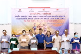Trao kinh phí hỗ trợ cho người cao tuổi tỉnh Vĩnh Long thực hiện phẫu thuật thay thủy tinh thể. (Ảnh: Lê Thúy Hằng/TTXVN)