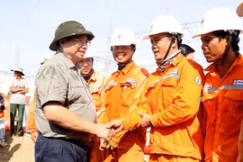 Thủ tướng Phạm Minh Chính động viên công nhân thi công Dự án Trạm biến áp 500 kV Thanh Hóa tại xã Thiệu Phúc, huyện Thiệu Hóa, tỉnh Thanh Hóa. (Ảnh: Dương Giang/TTXVN)