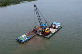 Khai thác cát trên sông Tiền, đoạn qua xã Tân Khánh Trung, huyện Lấp Vò để phục vụ cao tốc Cần Thơ - Cà Mau. (Ảnh: Nhựt An/TTXVN)