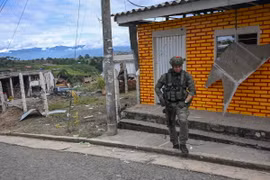 Cảnh sát gác tại thị trấn Morales, Cauca, Colombia, ngày 20/5/2024. (Ảnh: AFP/TTXVN)